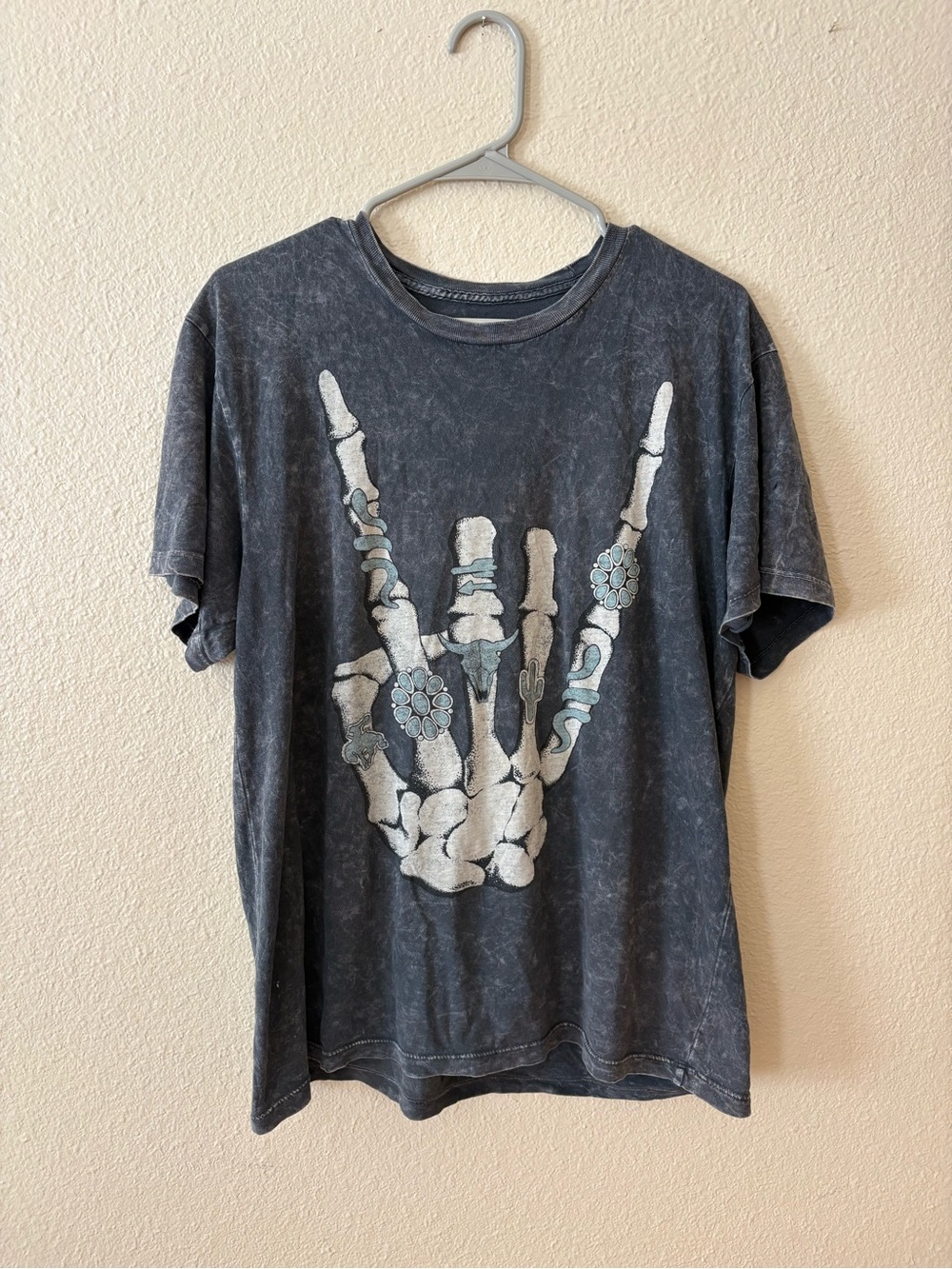 Lotus Fashion LA Distressed Skull Hand Graphic Tee